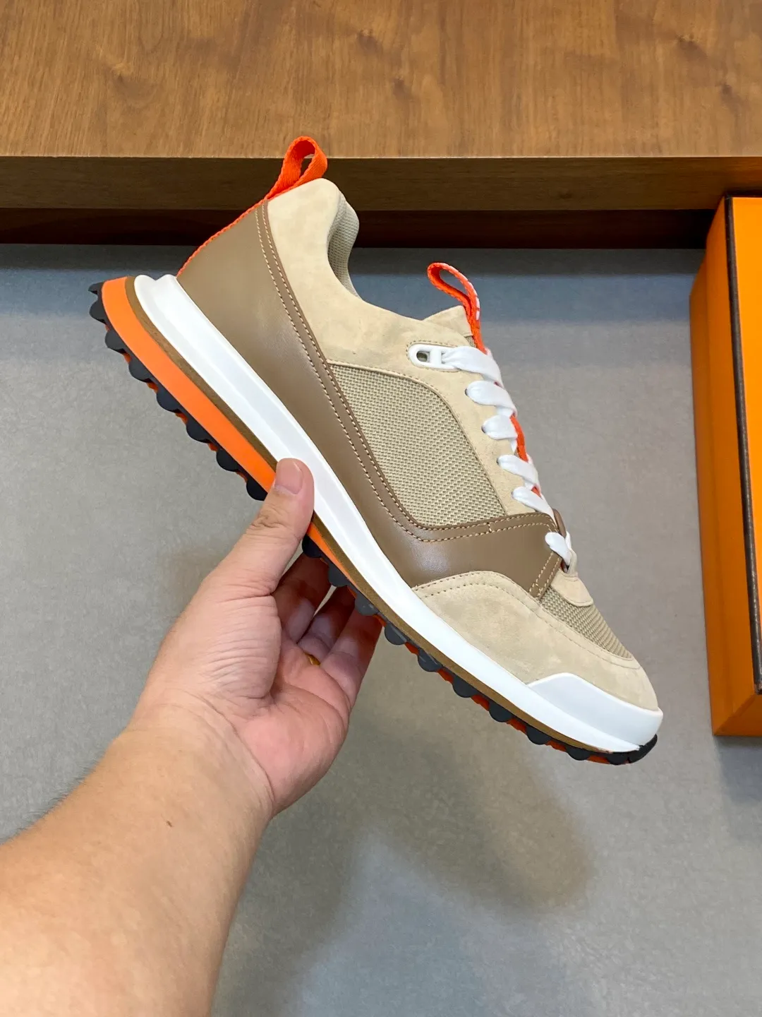 Men's men's shoes 💰700 HERMES/Hermès Leader sneakers! Tech twill, calfskin and suede goatskin sneakers featuring paneled multicolor twill, calfskin and suede. Lightweight geometric sole for a stylish urban look. Product details: White and orange rubber sole Black rubber sole with orange rubber insert Light natural leather insert White rubber toe cap Beige lambskin insole and lining Cotton strap, rubber lettering Sole height: 4cm Size: 39-40-41-42-43-44 (customized at 38.45)